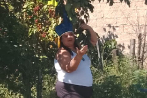 Jovem indígena de Itanhém desenvolve canudo biodegradável feito com folhas de goiabeira