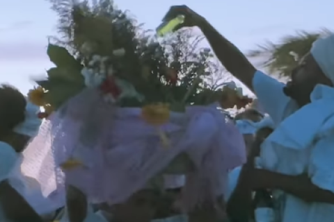 Praia do Farol reúne fiéis e visitantes em celebração a Iemanjá em Alcobaça