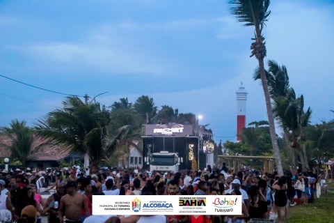 Último dia do Réveillon 2026 encerra programação com grande arrastão na orla de Alcobaça