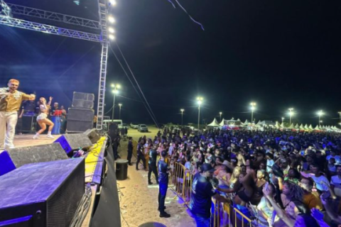 Mucuri reúne multidão e mantém clima de festa na Arena Praia da Barra