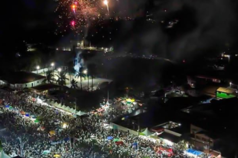 Réveillon de Prado reúne multidão na Praça da Matriz e celebra chegada de 2026 com grande festa